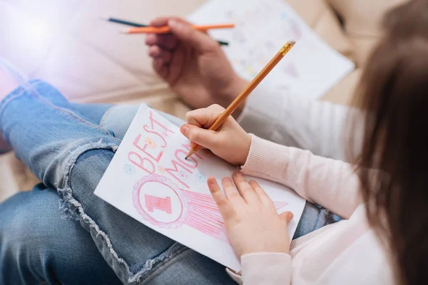 Kreatives talentiertes Mädchen bereitet eine Postkarte vor — Stockfoto