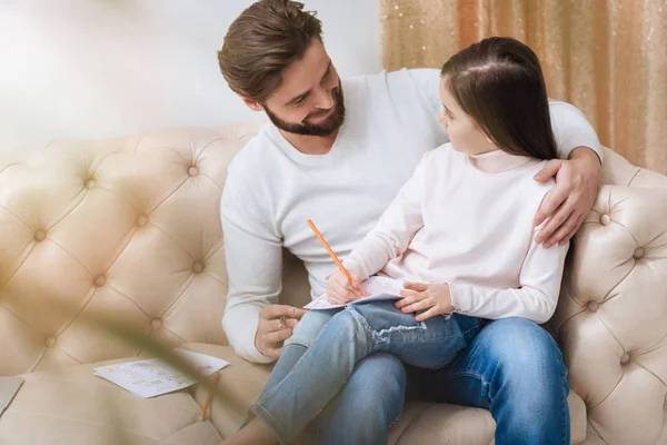 Guapo hombre encantado mirando a su hija — Foto de Stock