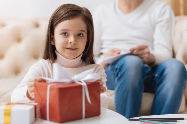 Leuk schattig meisje zitten aan de tafel — Stockfoto