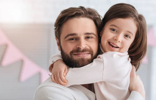 Potěšen, roztomilá dívka objímá její táta — Stock fotografie