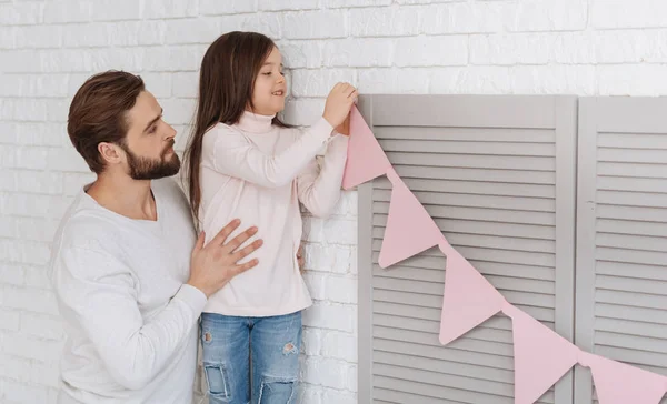 Agréable jolie fille suspendue une décoration — Photo