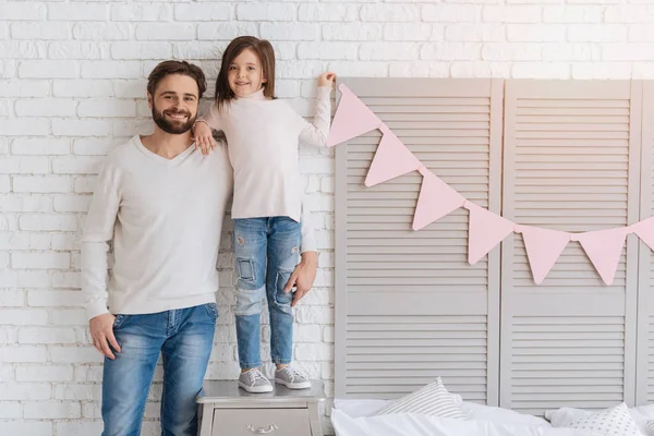 Neşeli pozitif adam kızıyla birlikte ayakta