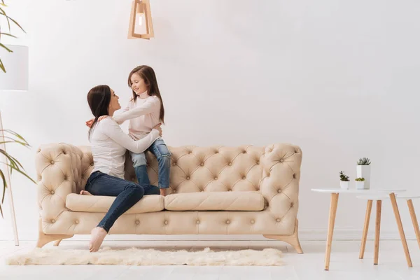 Mulher encantadora bonita olhando para sua filha — Fotografia de Stock