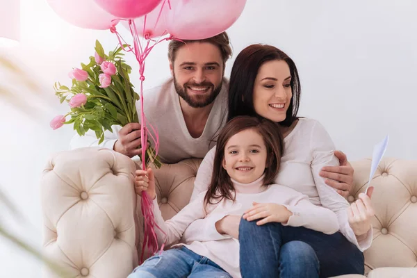 Vrolijke mooie vrouw kijken naar de briefkaart — Stockfoto