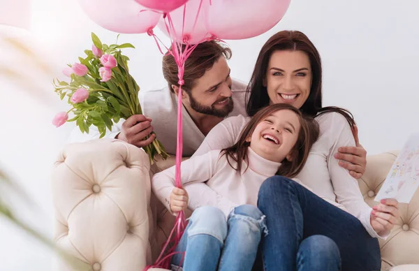 Positieve gelukkig mooi meisje met plezier met haar familie — Stockfoto