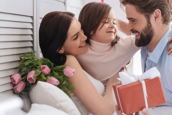 Ailesi sarılma memnun güzel kız