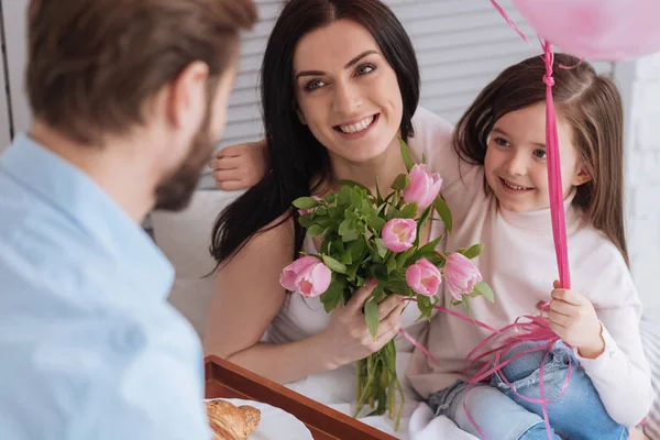 Lykkelig kvinne med blomster i hånden – stockfoto