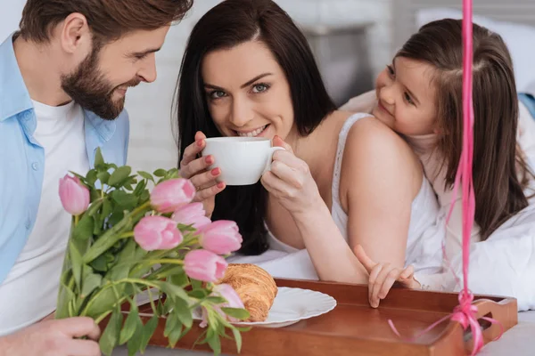 Schöne entzückte Frau genießt ihren Morgenkaffee — Stockfoto
