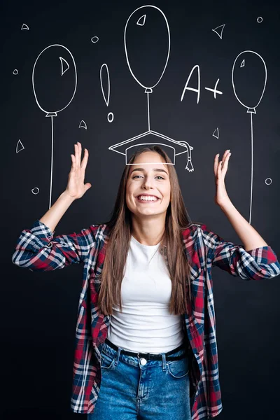 Feliz estudiante graduado celebrando la celebración — Foto de Stock