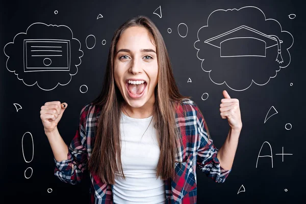 Alegre estudiante graduada teniendo una fiesta de graduación —  Fotos de Stock