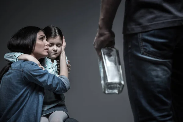 Dependent on alcohol man threatening his wife — Stock Photo, Image