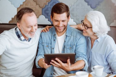 Neşeli adam ve kafede otururken onların büyükbaba veya büyükanne