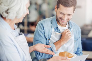 Gülümseyen kadın ve birlikte yemek torunu yaşında