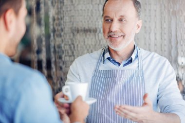 Çok iyi garson kahve tutan yaşlı