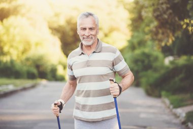 Polonyalılar kullanan neşeli hoş adam