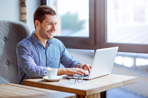 Positiver Mann sitzt im Café — Stockfoto