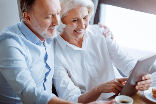 Pareja de edad positiva descansando juntos — Foto de Stock