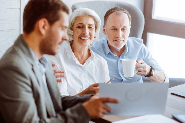 Pareja de edad positiva reuniéndose con agente de seguros — Foto de Stock