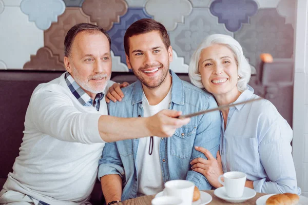 Θετική ζευγάρι και grandso κάνοντας selfies — Φωτογραφία Αρχείου