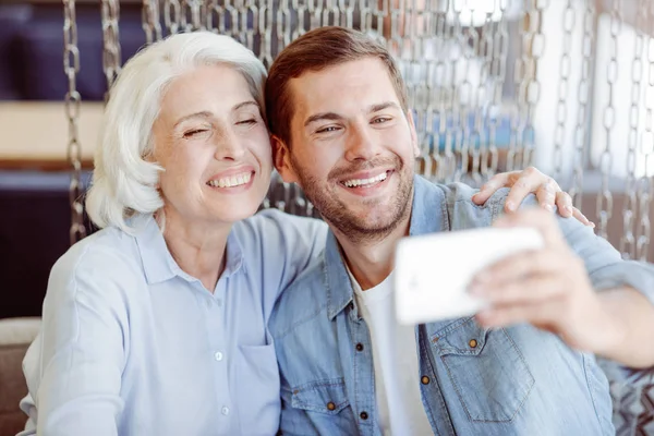 Wesoła wieku kobieta i jej wnuk, Dokonywanie selfie — Zdjęcie stockowe