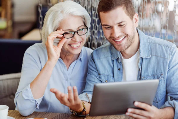 Positiv gealterte Frau und ihr Enkel mit Tablette — Stockfoto