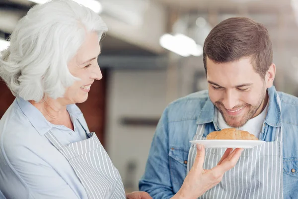 Hombre positivo va a cocinar croissant con su abuela — Foto de Stock