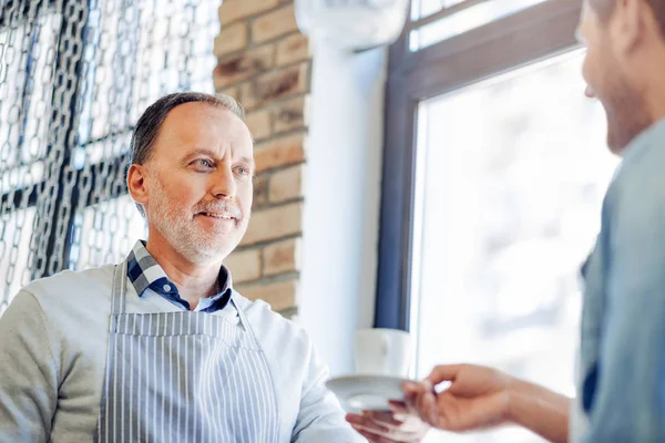 Ganska bra åldern servitör holding kopp kaffe — Stockfoto