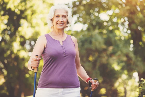 Delighted smiling woman exercising in the park — Stock Photo, Image
