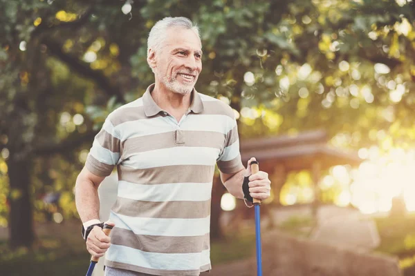 Homem idoso positivo desfrutando de exercício físico — Fotografia de Stock