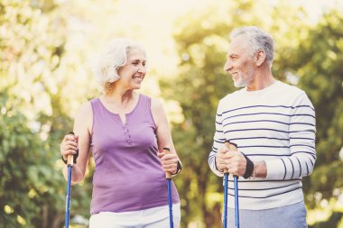 Kıdemli neşeli çift birbirine bakarak