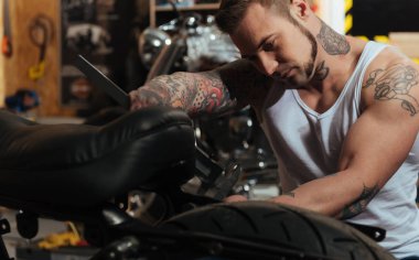 Vahşi motorcu enstrüman kullanarak yakın çekim