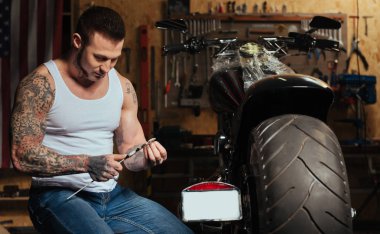 Enstrüman arıyorum memnun acımasız adam