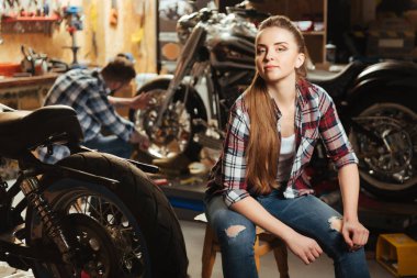 Kameraya poz gurur genç erkek