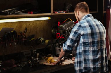 Yakışıklı kaslı adam arka ile poz