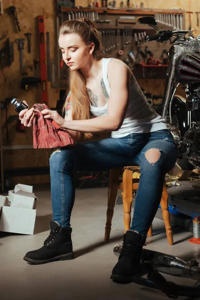 Foto vertical de mulher bonita enquanto esfregando detalhe — Fotografia de Stock