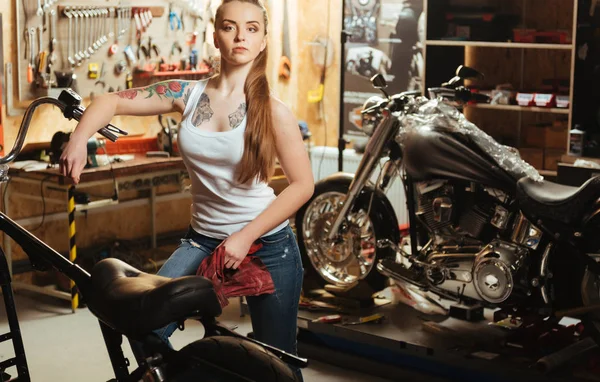 Ragazza sicura di sé con i capelli lunghi in posa in laboratorio — Foto Stock