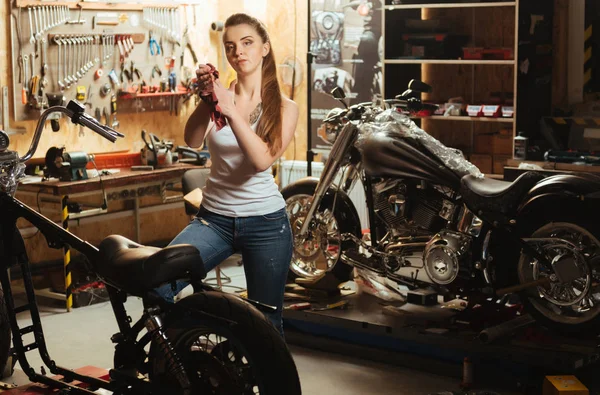 Kibirli çekici kız ellerini silme