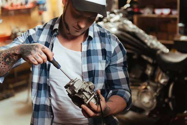 Close-up de forte masculino segurando detalhe da motocicleta — Fotografia de Stock