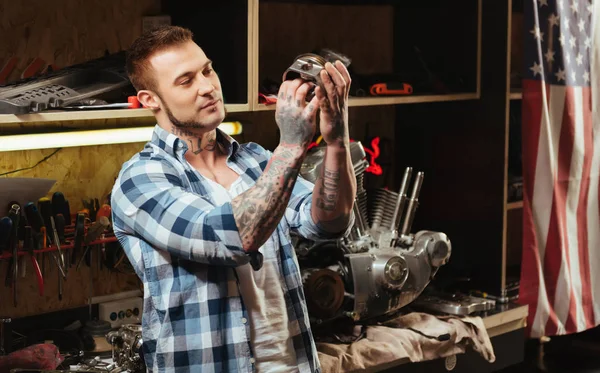 Retrato de homem sério posando com detalhes — Fotografia de Stock