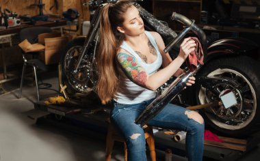 Egzoz boru sürtünme sırasında ciddi genç kız