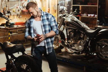 Güzel usta elleri bez ile silerek