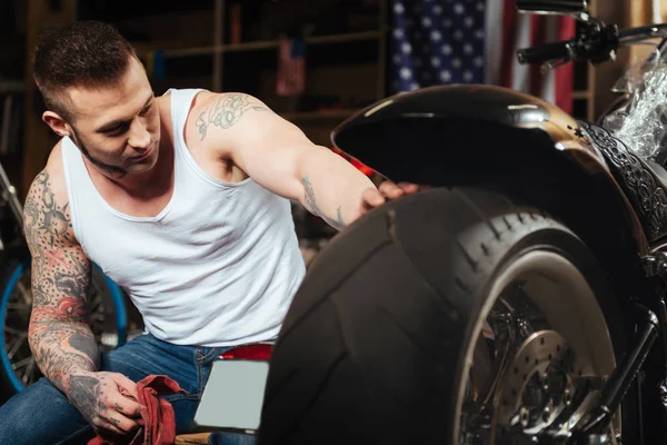 Close up of big wheel standing in the garage — Stock Photo, Image