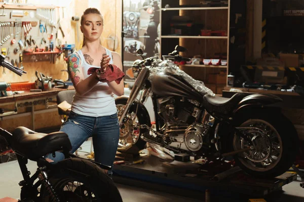 Fata serioasă cu tatuaj pozând în atelier — Fotografie, imagine de stoc