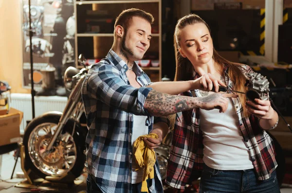 Hombre guapo mostrando cómo reparar el detalle — Foto de Stock