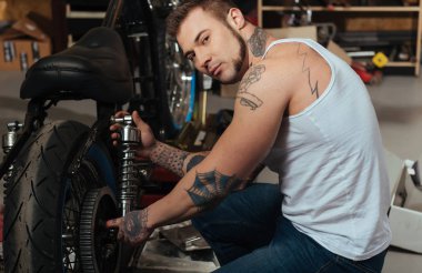 adam Ellerini direksiyondan koyarak