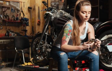 enstrüman arayan kadın