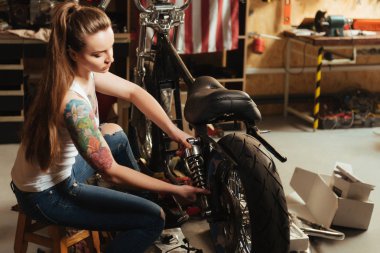 elleri üzerinde amortisör koyarak esmer