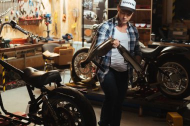 iki motosiklet arasında ana duran