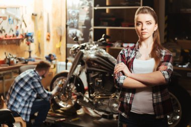 Kadın geçerken eller 