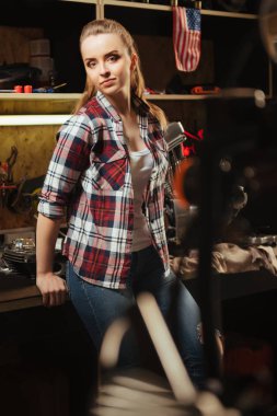 atölyede poz kadın